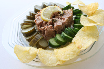 Tuna with cucumbers pickles & chips