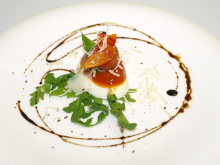 tomate mozzarella timbale mit ruccolasalat