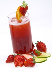 Glas Erdbeer-Limetten-Cocktail mit frischen Erdbeeren und Limettenscheiben auf weißem Hintergrund