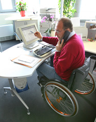 Mann im Rollstuhl