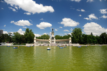 Fototapeta na wymiar Parc du Retiro à Madrid