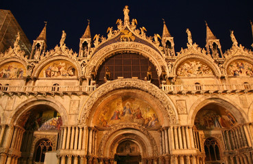 Fototapeta premium Façade de la basilique Saint-Marc de nuit