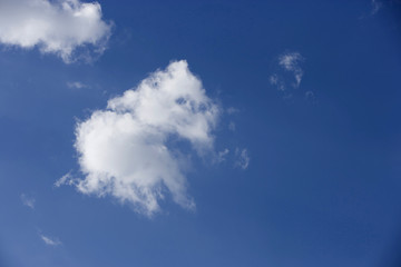 Cielo azul nubes blancas