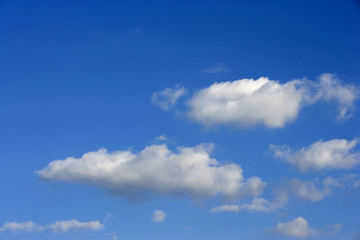 Fototapeta na wymiar Niebieskie niebo białe chmury