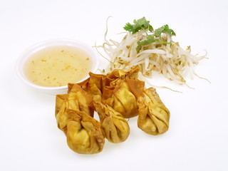 chinesische fritierte wan tans mit sojasprossen