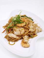 chinesische nudeln mit garnelen und tintenfisch