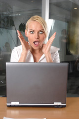 Frau mit Computer