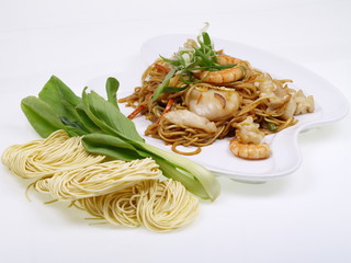 chinesische nudeln mit garnelen und tintenfisch