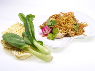 chinesische nudeln mit garnelen und tintenfisch
