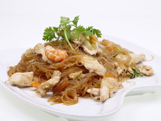 chinesische glasnudeln mit garnelen und hühnchen