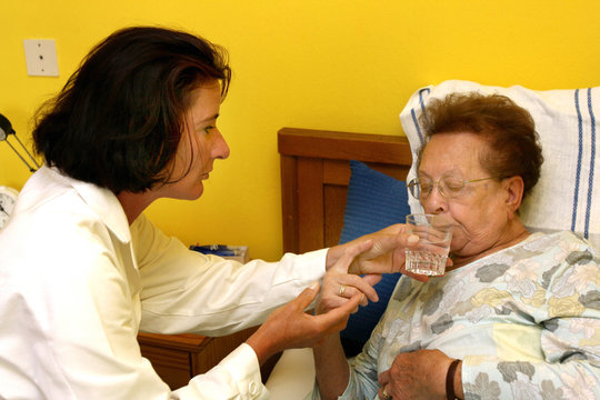 Seniorin mit Pflegerin