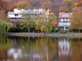 Immeubles, bords d'étang, Ville d'Avray