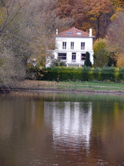 Maison blanche au bord de l'étang