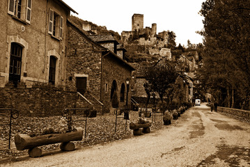 Le village de Belcastel, au bord de l'Aveyron