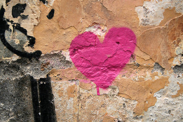 corazon escrito en la pared