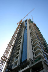 Fototapeta na wymiar Na budowie dzieje i wysokich budynkach