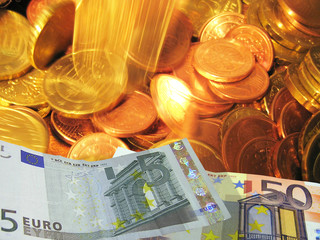 Euro-Geldscheine mit goldenen Münzen