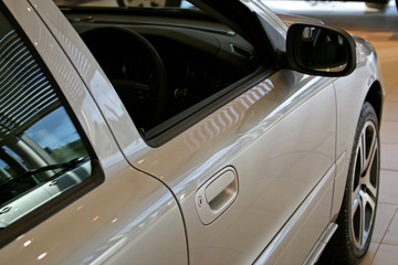 Obraz na płótnie Canvas drzwi boczne kierowcy i lusterka srebrne skrzydło na coupe