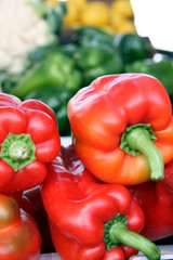 étalage de poivrons au marché