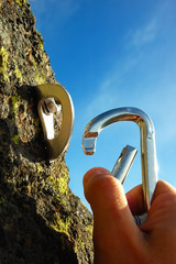 HAND ATTACHING CARABINER