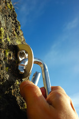 HAND ATTACHING CARABINER