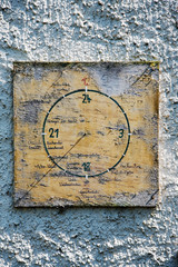 Fototapeta na wymiar Zegar słoneczny na ścianie.