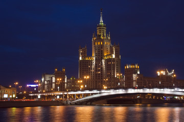 Fototapeta na wymiar View across Moscow river in twilight