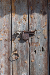 Puerta vieja con candado y cerrojo