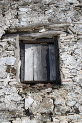 Ventana en muro de piedra