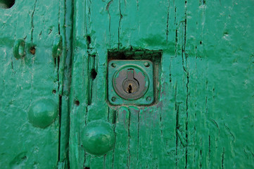 cerradura en puerta verde