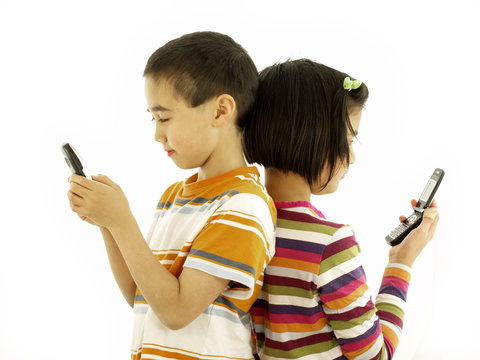 kids beim telefonieren