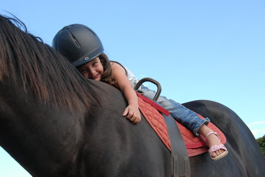 fillette a cheval