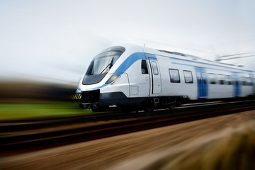 Obraz na płótnie Canvas Szybki pociąg z motion blur