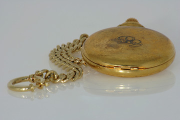 Goldene Taschenuhr geschlossen