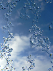 Eiskristalle vor blauem Himmel mit Wolken für Textur u.a.