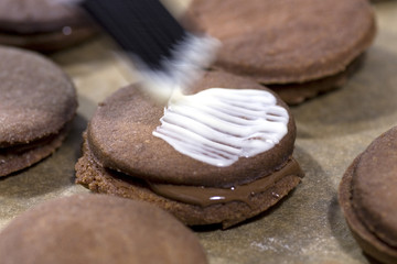 Keks wird mit Glasur bestrichen