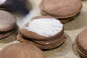 Keks wird mit Glasur bestrichen