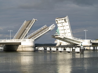 Klappbrücke schließt