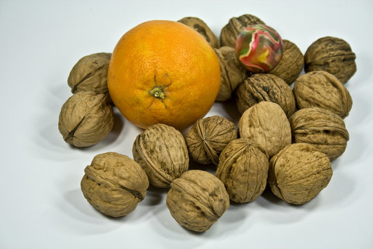 Waln&uuml;sse mit Orange und Flummi