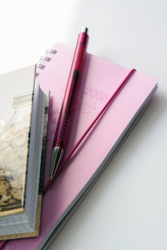 agenda rosa 2008 con penna e altro quaderno 