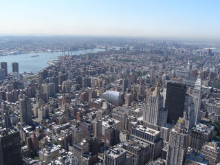 Blick von wolkenkratzer auf halbinsel manhattan in new york