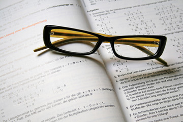 brille auf buchseite