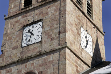 Fototapeta na wymiar Horloge de l'église de La Bresse