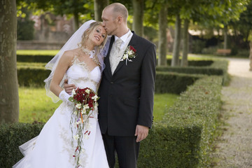 Hochzeitspaar im Park