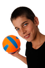 Enfant jouant au ballon