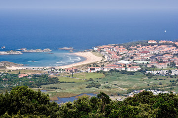 Fototapeta premium pueblo costero: Isla, Cantabria, Spain