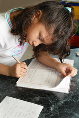 Niña escribiendo en cuaderno