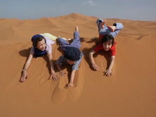 3 enfants dans le Sahara