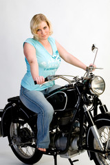 Fototapeta na wymiar Hübsche Frau auf altem Motorrad