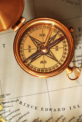 Fototapeta na wymiar Antyk mosiądz kompasu nad starą mapę kanadyjski